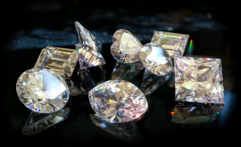 Kim cương thiên nhiên và kim cương nhân tạo: Cách phân biệt?