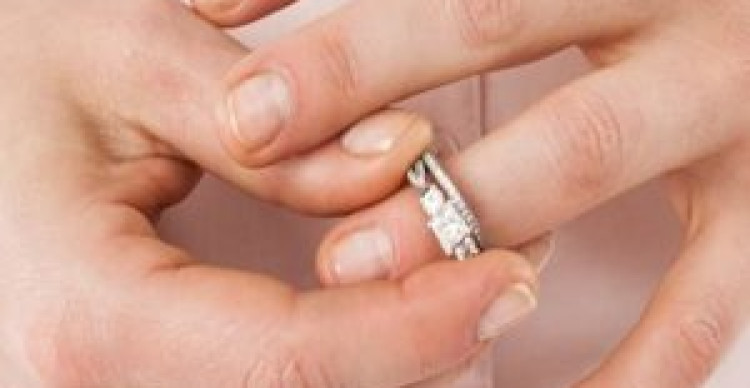 Mẹo : Cách Tháo Nhẫn Khi Bị “Mắc Kẹt” Mẹo : Cách Tháo Nhẫn Khi Bị “Mắc Kẹt”