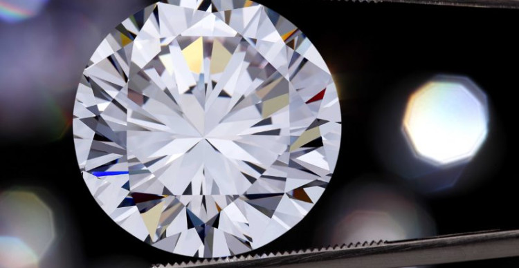 Kim cương thiên nhiên và kim cương nhân tạo: Cách phân biệt?