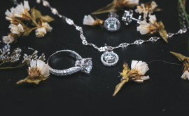 Đeo nhẫn ngón út với nữ thể hiện điều gì? Đeo nhẫn ngón út với nữ thể hiện điều gì?