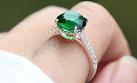 Người mệnh Mộc đeo nhẫn kim cương có hợp không?