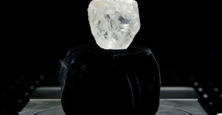Viên kim cương 242 carat, to bằng quả bóng bàn, định giá hơn 2 triệu USD Viên kim cương 242 carat, to bằng quả bóng bàn, định giá hơn 2 triệu USD