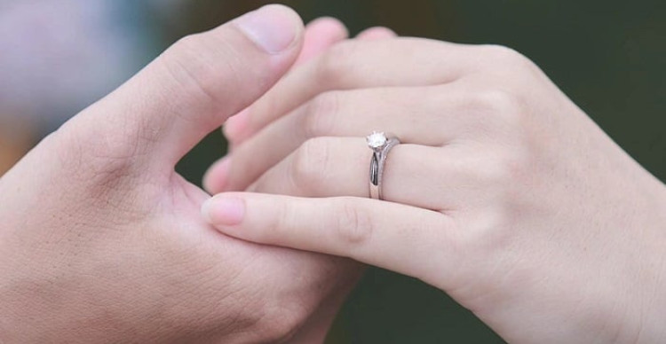 Mua Nhẫn Cầu Hôn Vàng Trắng Ở Đâu Chất Lượng Và Uy Tín? Mua Nhẫn Cầu Hôn Vàng Trắng Ở Đâu Chất Lượng Và Uy Tín?