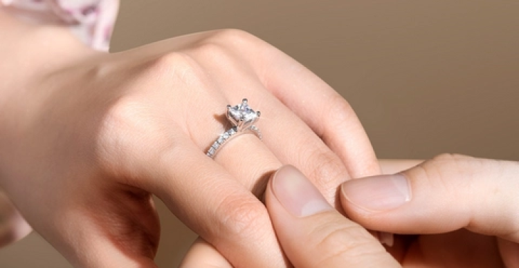 Nên Chọn Nhẫn Cầu Hôn Vàng Hay Trắng? Nên Chọn Nhẫn Cầu Hôn Vàng Hay Trắng?