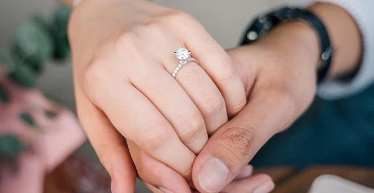 Việc trao nhẫn cầu hôn có ý nghĩa gì? Nhẫn cầu hôn đeo tay nào? Việc trao nhẫn cầu hôn có ý nghĩa gì? Nhẫn cầu hôn đeo tay nào?