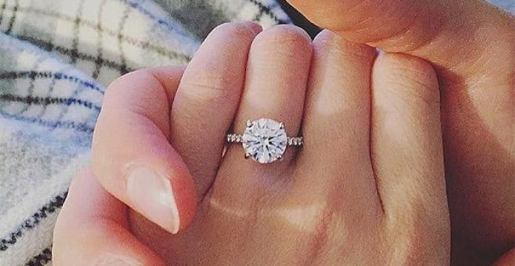 Cầu hôn bằng nhẫn kim cương Cầu hôn bằng nhẫn kim cương