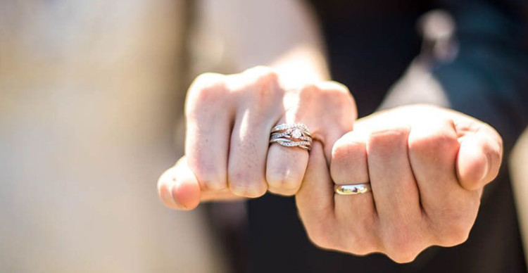 Đeo nhẫn kim cương tình nhân vào ngón tay nào? Đeo nhẫn kim cương tình nhân vào ngón tay nào?