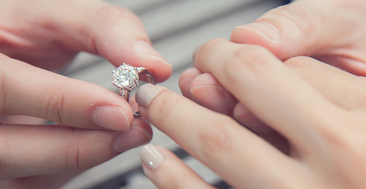 Nhẫn Cầu Hôn Và Nhẫn Cưới Là Gì? Giống Hay Khác Nhau? Nhẫn Cầu Hôn Và Nhẫn Cưới Là Gì? Giống Hay Khác Nhau?