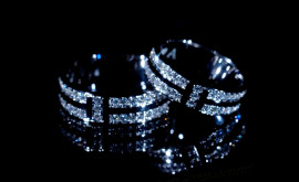 Vì sao nhẫn cưới đeo trên ngón tay trái thứ 4 Vì sao nhẫn cưới đeo trên ngón tay trái thứ 4