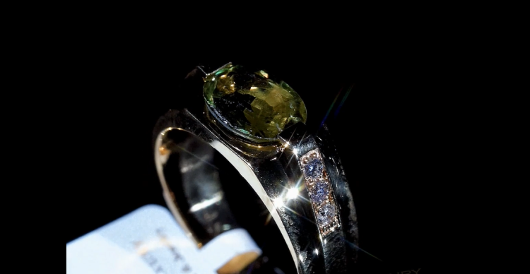 Nên Tặng Món Quà Gì Cho Khách Hàng Nam? Nên Tặng Món Quà Gì Cho Khách Hàng Nam?