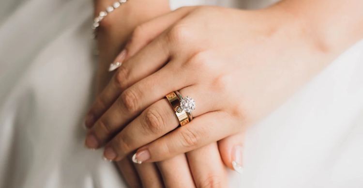 Cách Đeo Nhẫn Cầu Hôn Và Nhẫn Cưới Chuẩn Cách Đeo Nhẫn Cầu Hôn Và Nhẫn Cưới Chuẩn