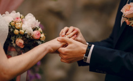Nhẫn Cưới Đeo Không Vừa Phải Làm Sao? Nhẫn Cưới Đeo Không Vừa Phải Làm Sao?
