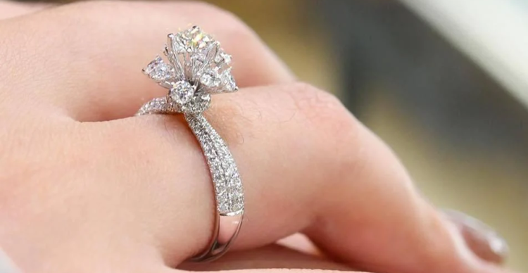 Nhẫn Cầu Hôn: Đắt Hay Rẻ Là Do Bạn Quyết Định Nhẫn Cầu Hôn: Đắt Hay Rẻ Là Do Bạn Quyết Định
