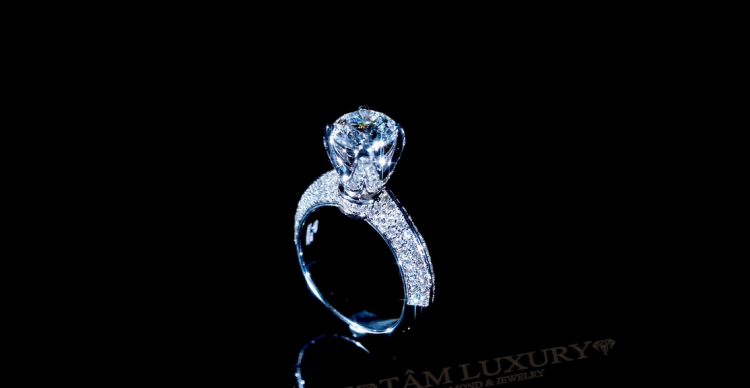 Nhẫn Kim Cương 4 Carat: Giá Bao Nhiêu, Mua Ở Đâu? Nhẫn Kim Cương 4 Carat: Giá Bao Nhiêu, Mua Ở Đâu?