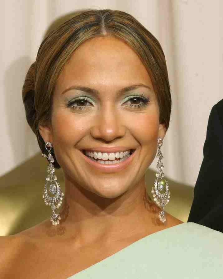 Jennifer Lopez với đôi hoa tai