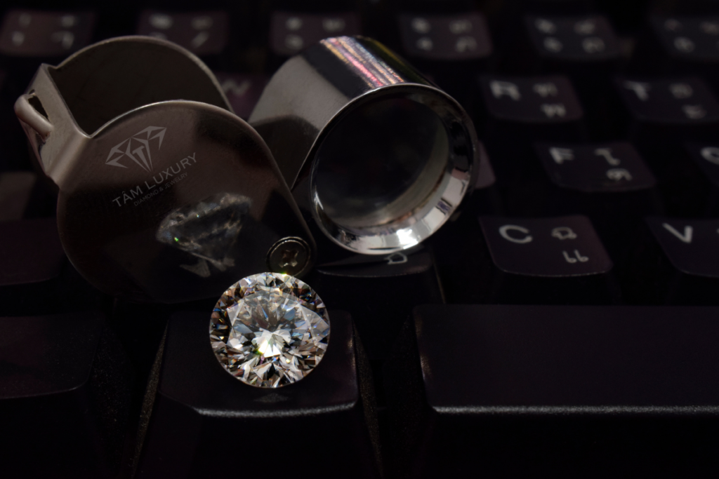 Tâm Luxury luôn khuyến khích khách hàng hãy thật sự cảm nhận và nhìn nhận viên kim cương