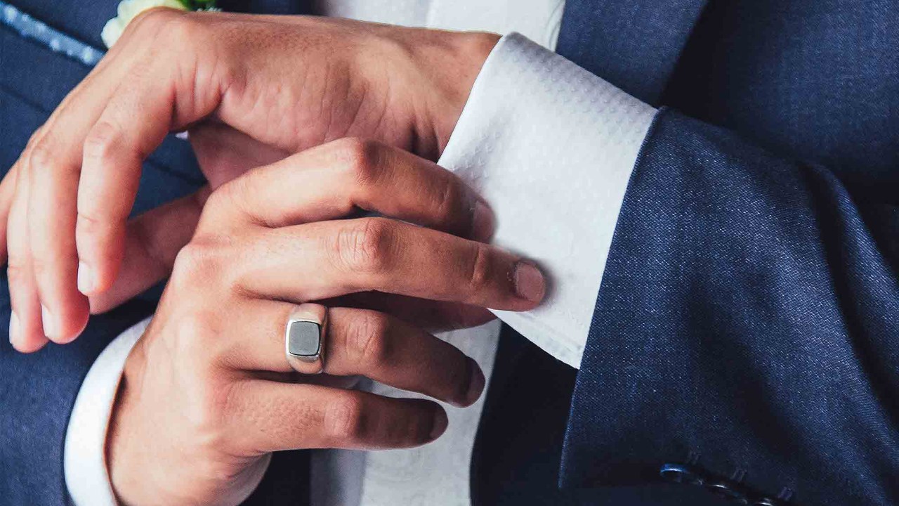 Nhẫn dành cho nam giới nên đeo ở tay nào?