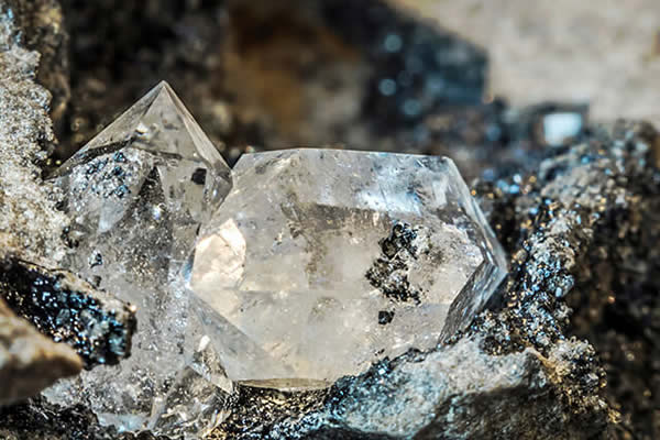 Kim cương thường được tìm thấy ở khu vực gần núi lửa