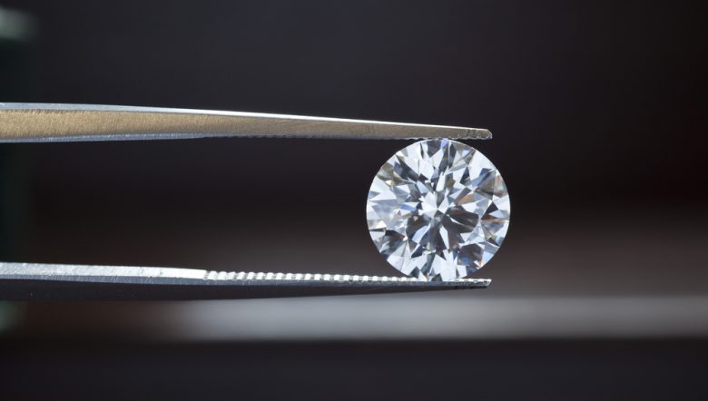 Kim cương tự nhiên hay kim cương nhân tạo?