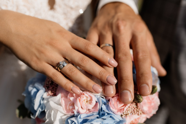 Ý nghĩa đeo nhẫn cưới ở ngón áp út theo người phương Trung Hoa