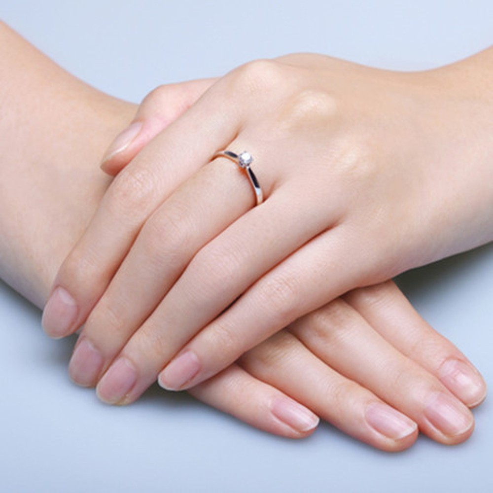 Tránh đeo nhẫn kim cương khi làm công việc nhà hoặc đi bơi 