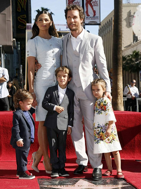Nam diễn viên nổi tiếng Hollywood Matthew McConaughey đã thành công nhận được cái gật đầu đồng ý lời cầu hôn của mình từ cô vợ Camila Alves