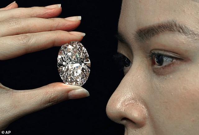 Một viên kim cương màu trắng ấn tượng với kích thước "khủng" lên đến 102,39 carat