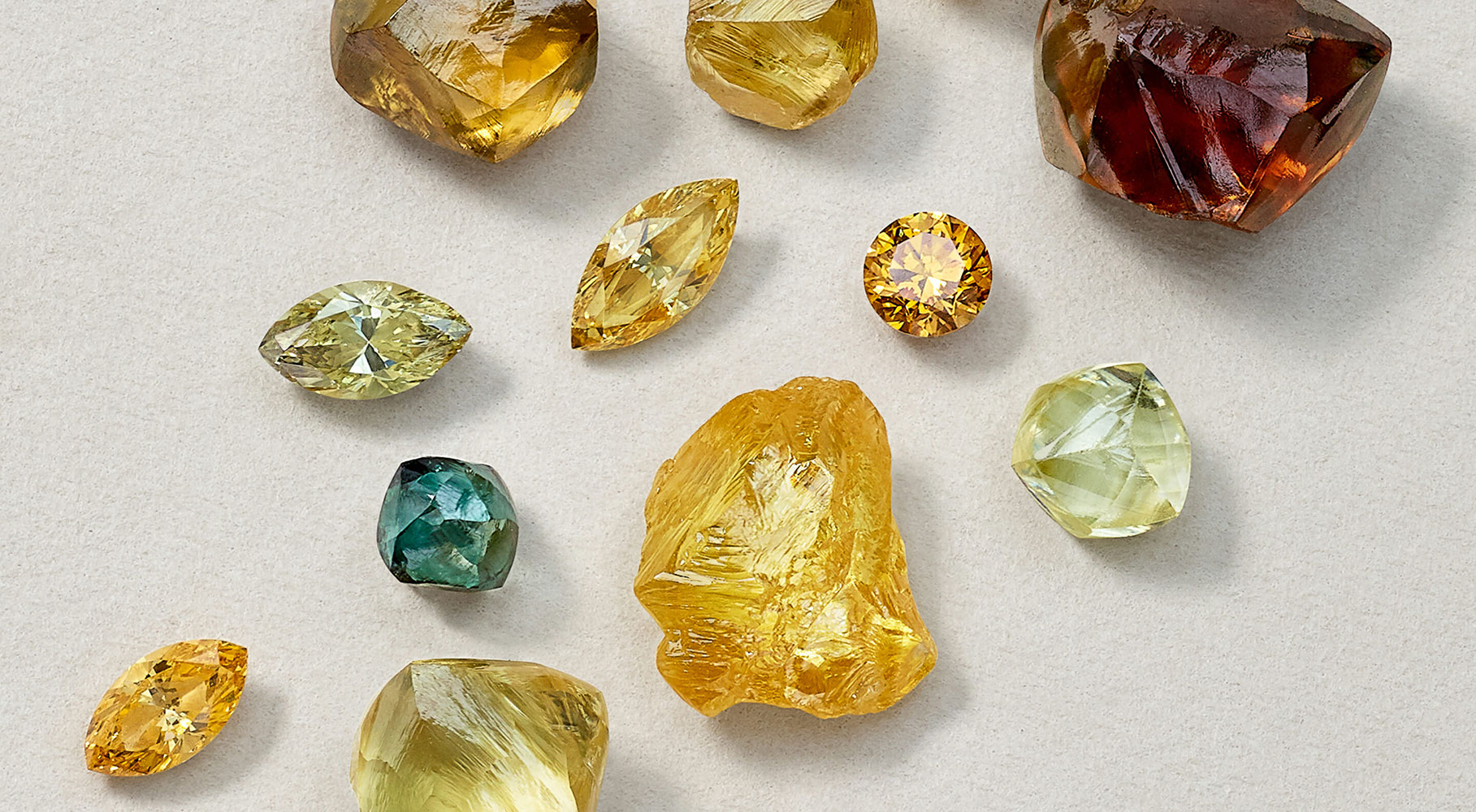 Vì sao kim cương màu lại đắt?