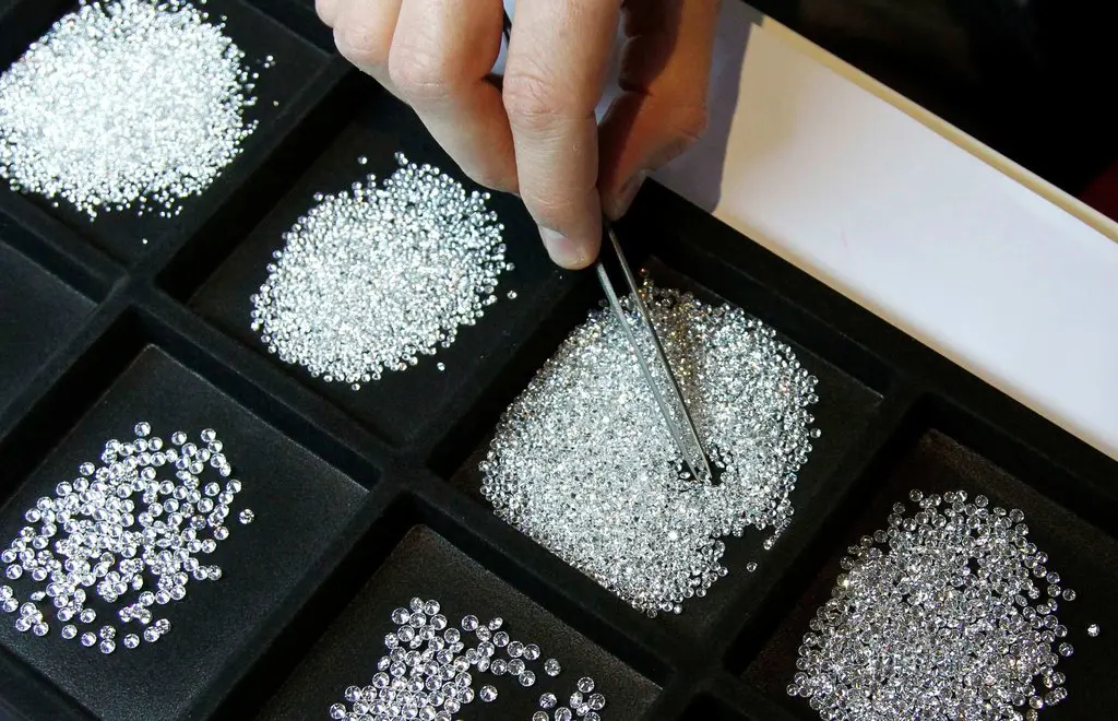 Giá thành và chất liệu hộp đựng kim cương