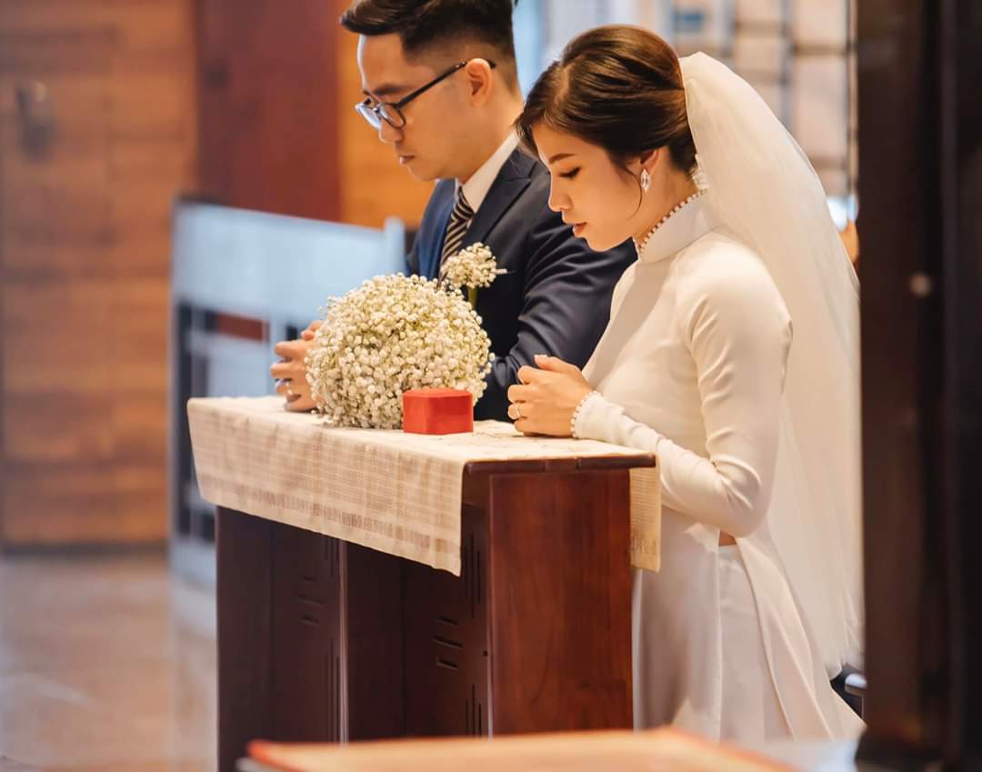 Nghi thức trao nhẫn cưới trong nhà thờ diễn ra khá trang nghiêm