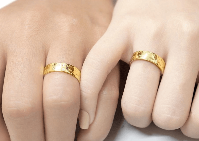 Nhẫn cưới thường được làm từ vàng ta, có trọng lượng từ 1 chỉ đến 5 chỉ