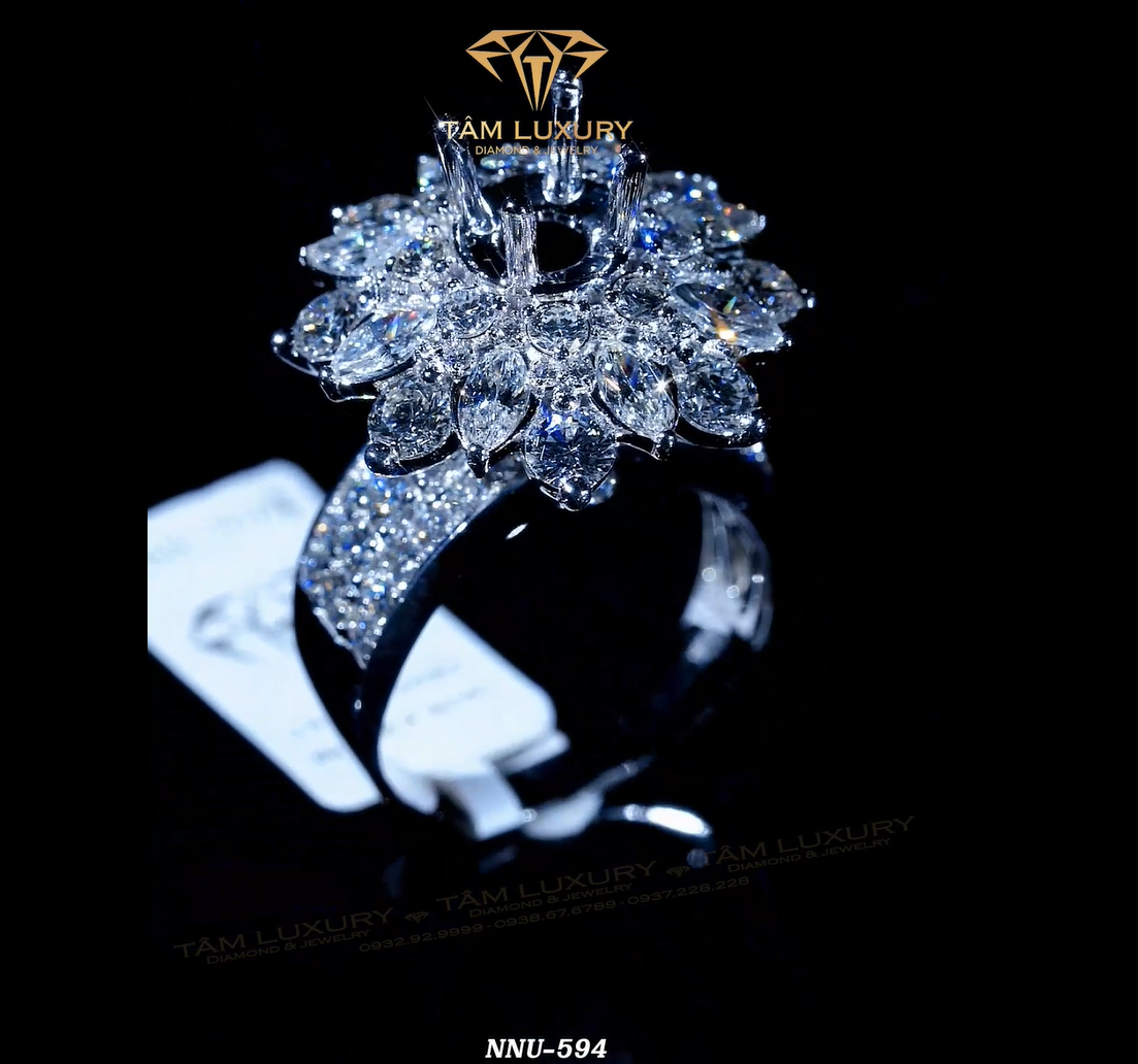 Nhẫn kim cương Marquise