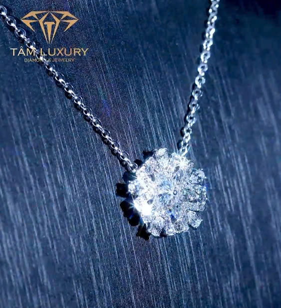 Mặt dây chuyền vàng ý 750 "Queen" - Mã MD1345 Mặt dây chuyền vàng ý 750 "Queen" - Mã MD1345